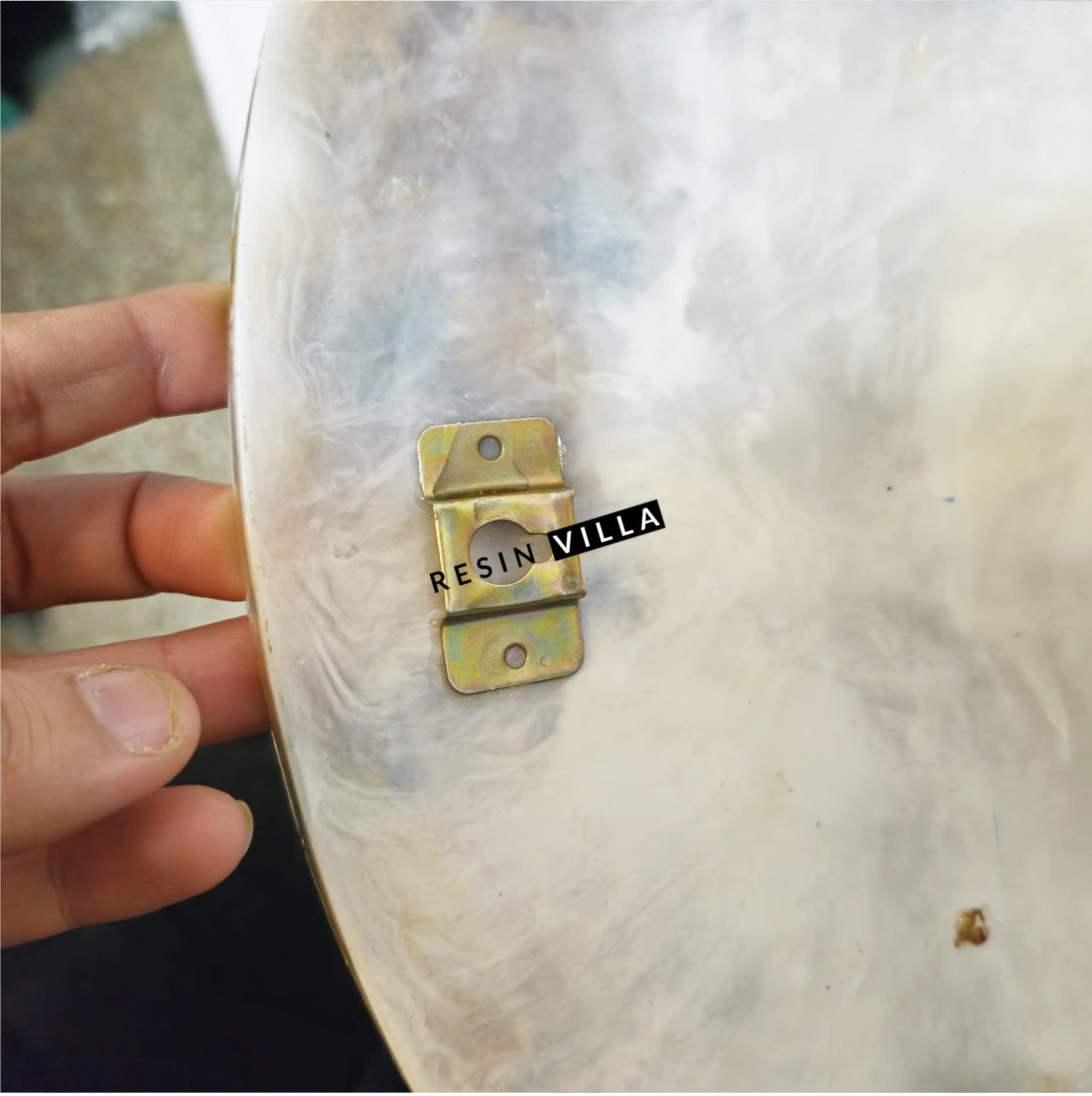 فن الراتينج، الحفاظ على الفارمالا، شكل دائري 12 بوصة، الحفاظ على الفارمالا / الإكليل الزهري على خلفية باللون الأرجواني الفاتح