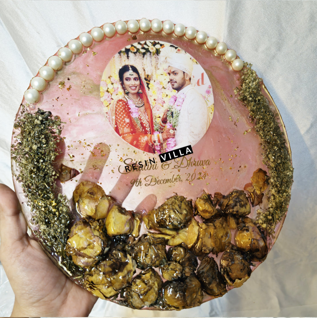 रेज़िन आर्ट, वरमाला संरक्षण, 12 इंच गोल आकार फूल चित्र फ़्रेम, आड़ू रंग की पृष्ठभूमि में युगल के लिए पुष्प वरमाला / माला संरक्षण