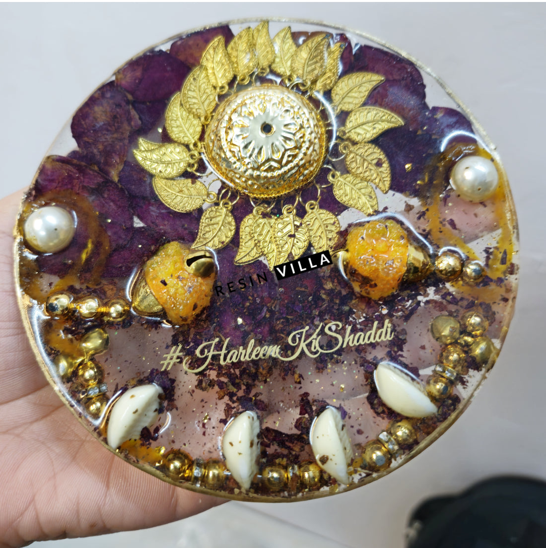 रेज़िन आर्ट, वरमाला संरक्षण, 12 इंच गोल आकार, हल्के बैंगनी रंग की पृष्ठभूमि में पुष्प वरमाला / माला संरक्षण