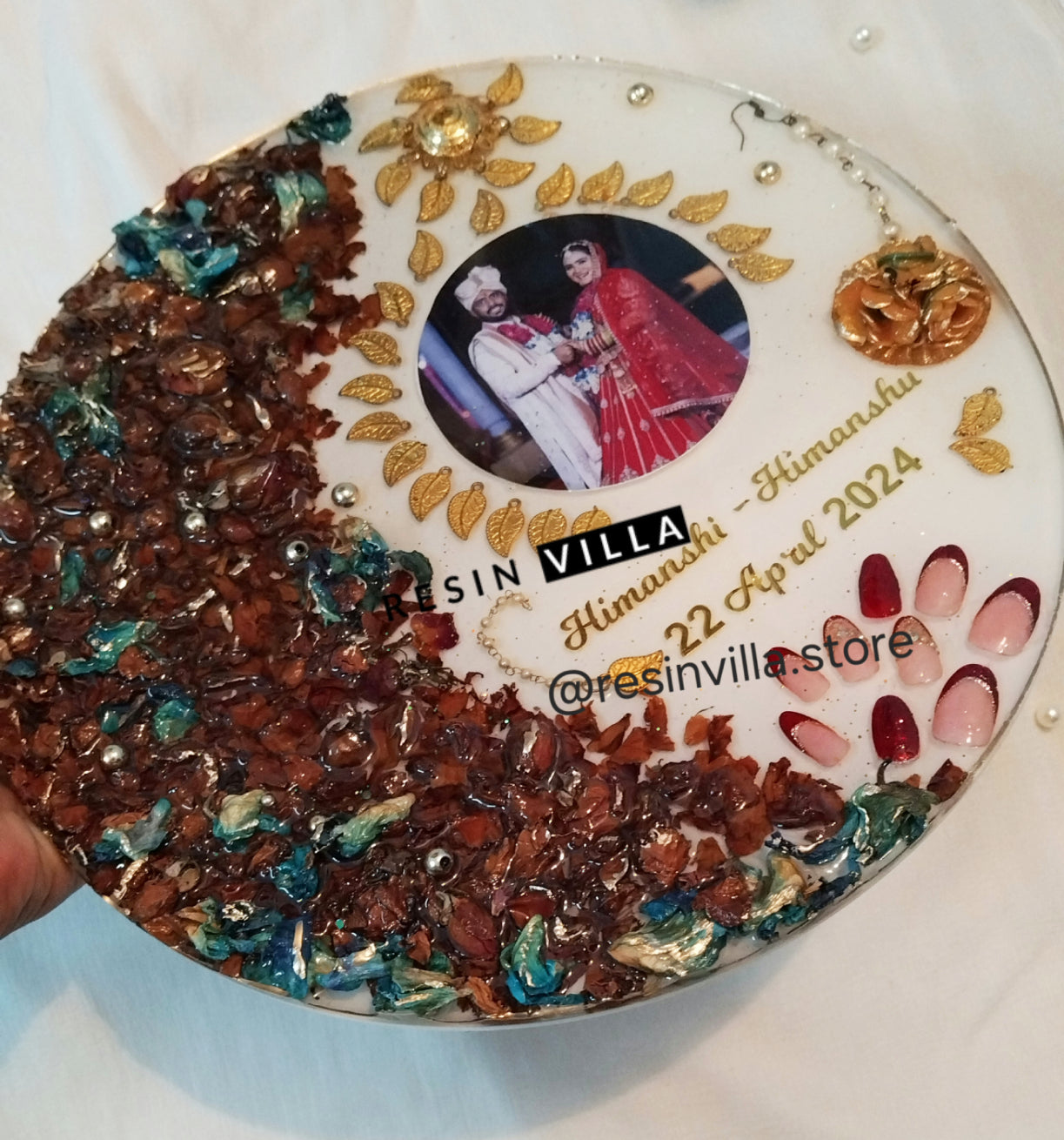 Varmala preservation in resin is an enchanting way to celebrate your love and keep the memories of your wedding day alive.