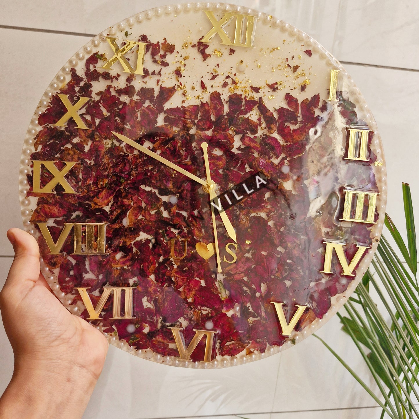 रेज़िन आर्ट, दीवार घड़ी, 12 इंच गोल और रोमन नंबर वाली दीवार घड़ी संगमरमर की बनावट वाले बेस में