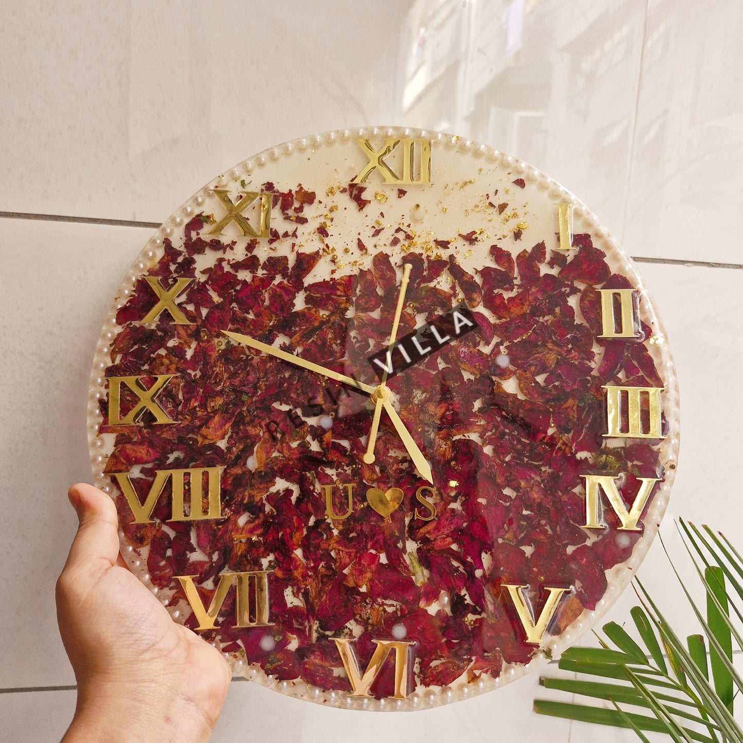 रेज़िन आर्ट, दीवार घड़ी, 12 इंच गोल और रोमन नंबर वाली दीवार घड़ी संगमरमर की बनावट वाले बेस में